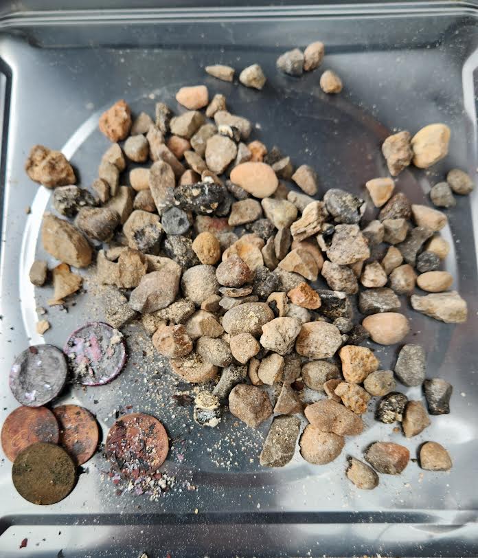 You are currently viewing 墓じまいが増えました。(画像は墓じまいの折に遺骨と混じっていた砂利や異物です)